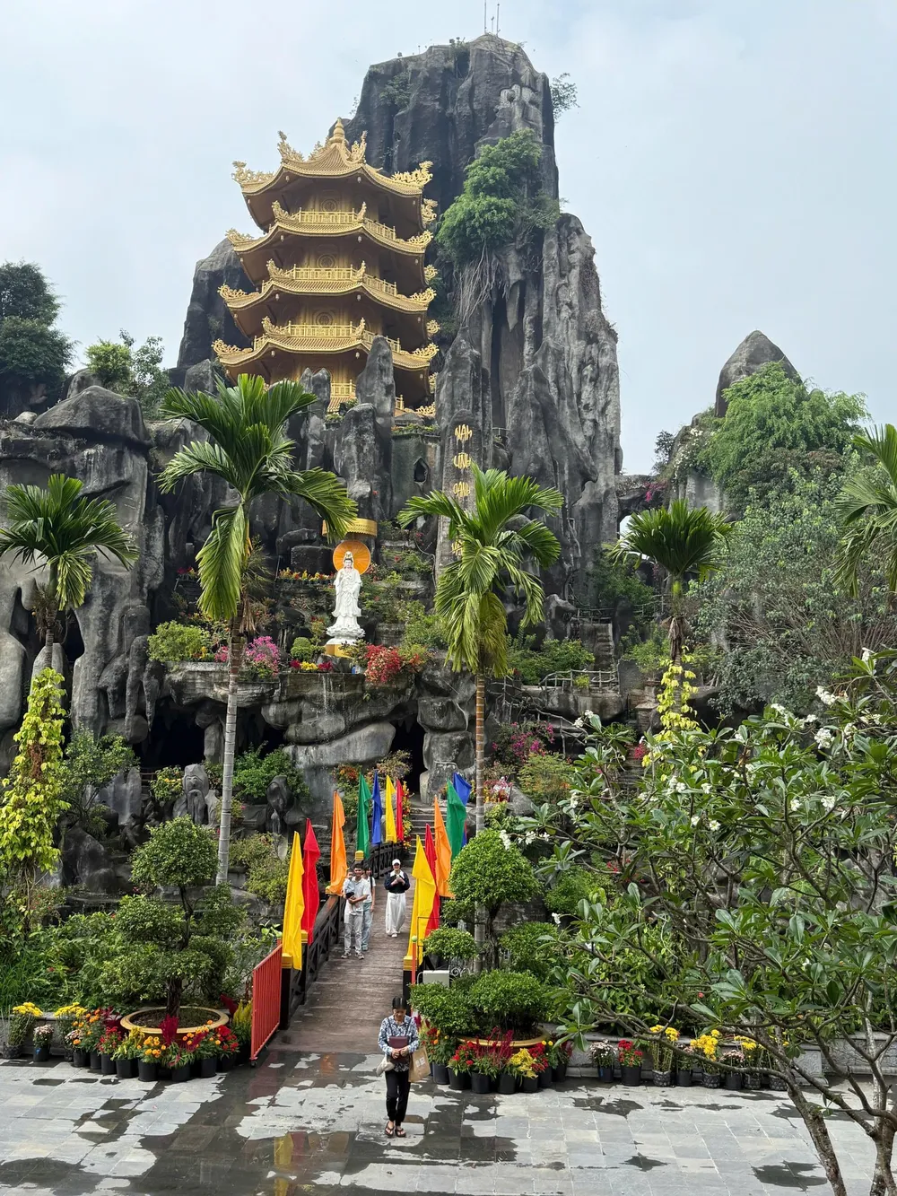 Tòa Tháp 9 tầng trong khu du lịch Đại Nam