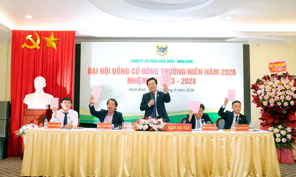 Ông Ngô Văn Đông, Tổng Giám đốc Công ty CPPB Bình Điền, Chủ tịch HĐTV Bình Điền Ninh Bình biểu quyết tại Hội nghị