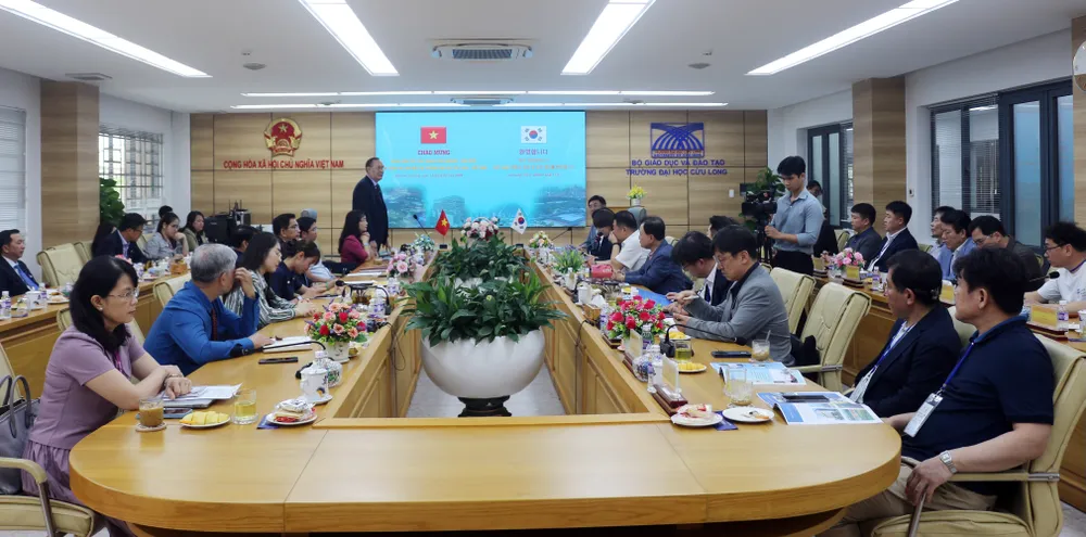 Quang cảnh buổi làm việc