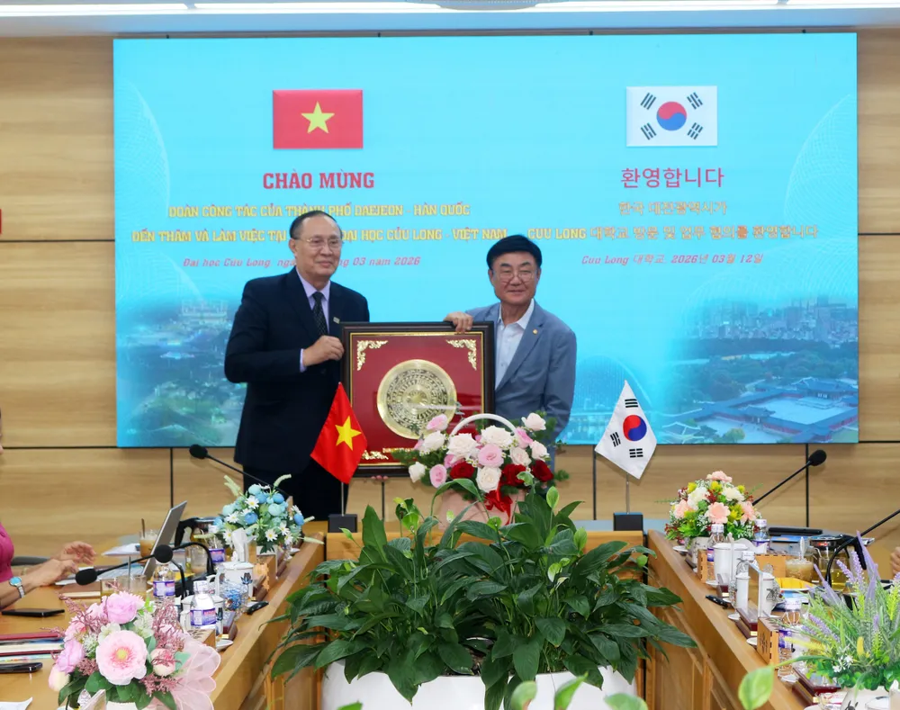 3 okTiến sĩ Nguyễn Thanh Dũng tặng quà lưu niệm cho ông Nam Jae Dong, Chủ tịch Hội đồng tình thương TP. Daejeon.jpg