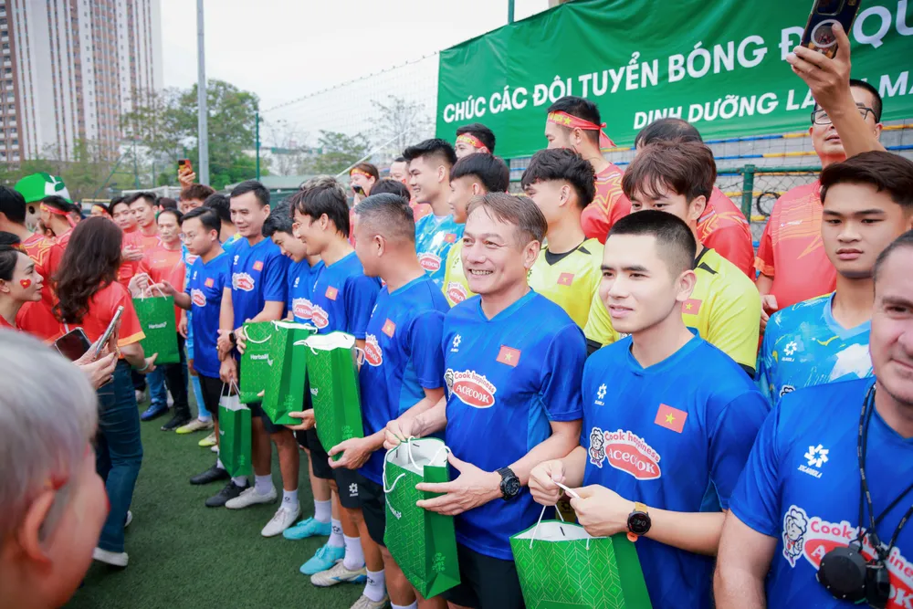 ok- Các Cầu Thủ Việt Nam trong vòng tay của người hâm mộ.jpg