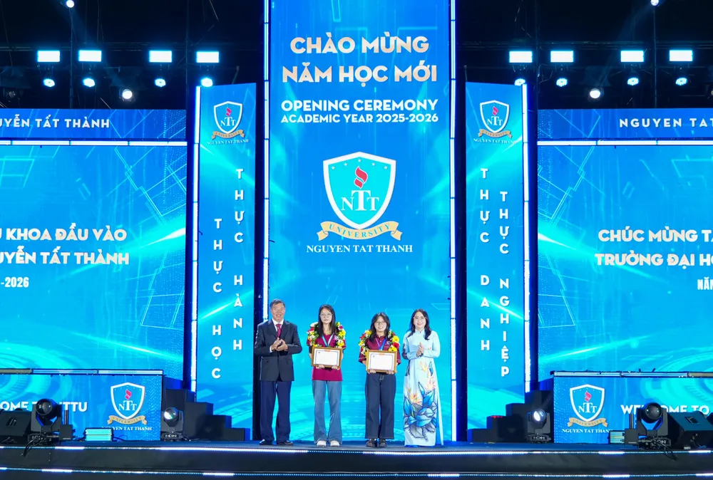 2. Hai thủ khoa đầu vào toàn trường năm 2025 nhận học bổng 100% học phí tại gala chào mừng năm học mới.jpg