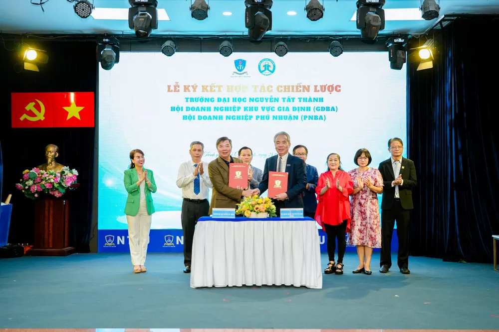 3. Hoạt động ký kết hợp tác giữa Trường Đại học Nguyễn Tất Thành và các doanh nghiệp nhằm tăng cường gắn kết đào tạo với nhu cầu thực tiễn, mở rộng cơ hội thực tập và việc làm cho sinh viên.jpg