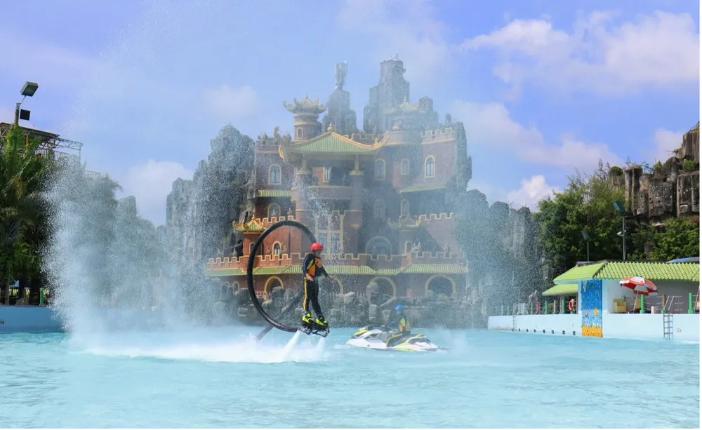 Biểu diễn Flyboard sôi động vào dịp cuối tuần, tạo điểm nhấn hấp dẫn tại khu biển Đại Nam