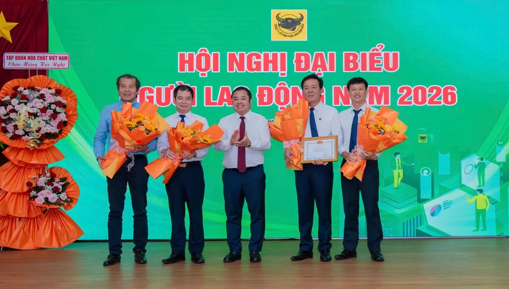 Lãnh đạo Tập đoàn Hóa chất Việt Nam khen thưởng cho Ban Tổng giám đốc Công ty