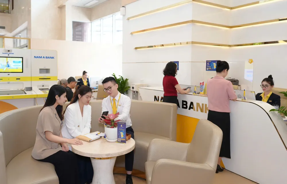Khách hàng giao dịch tại Nam A Bank