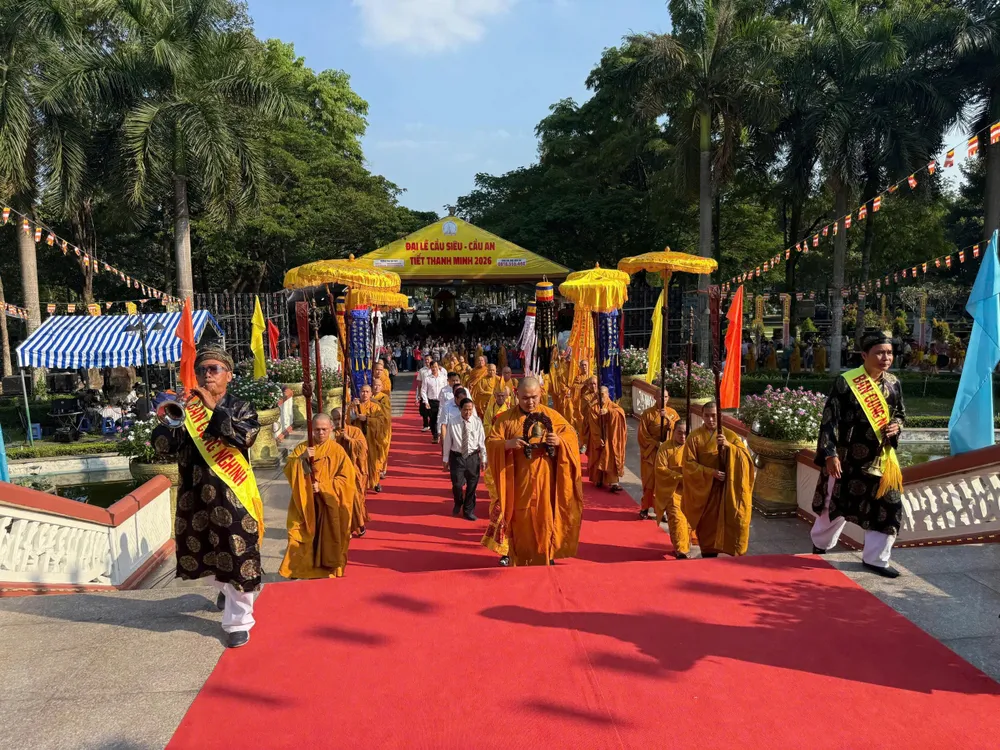 Chư Tôn Đức và lãnh đạo Công ty cổ phần Đầu tư xây dựng Chánh Phú Hòa diễu hành lên lễ đài