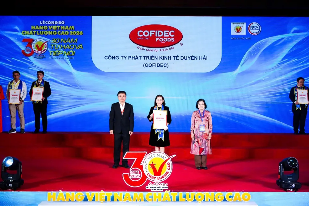 Đại diện lãnh đạo Công ty Phát triển Kinh tế Duyên Hải (COFIDEC) nhận danh hiệu Hàng Việt Nam chất lượng cao 2026