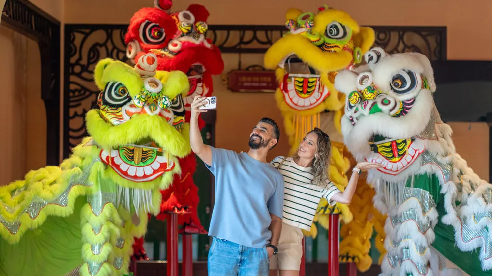 Du khách quốc tế thăm Bảo tàng Lân Sư Rồng đặt tại Nhà ga Hội An 2 – khu du lịch Sun World Ba Na Hills