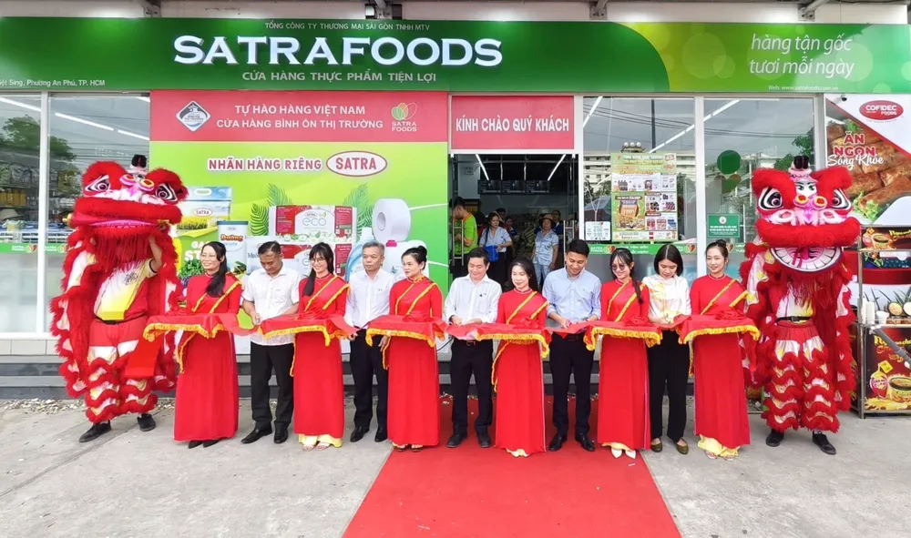 Các đại biểu cắt băng khai mạc cửa hàng Satrafoods tại tòa K3 chung cư Becamex