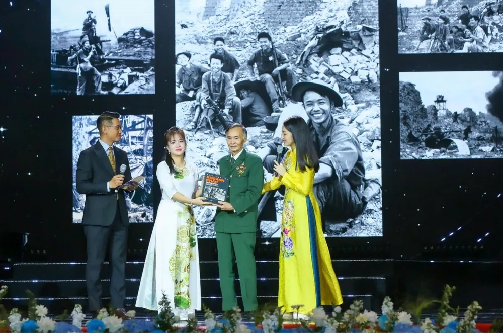 Cuộc gặp gỡ đầy cảm xúc giữa Cựu chiến binh Lê Xuân Chinh và chị Đoàn Thu Giang