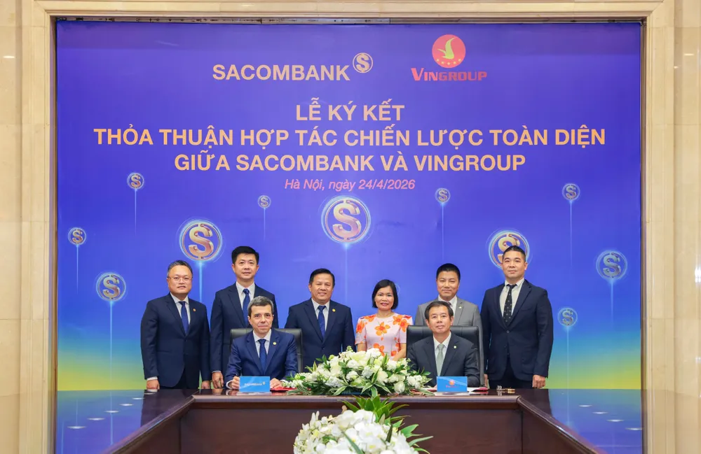 Ông Faussier Loic Michel Marc, Quyền Tổng Giám đốc SACOMBANK (trái) và ông Nguyễn Việt Quang, Phó Chủ tịch Hội đồng Quản trị kiêm Tổng Giám đốc Tập đoàn Vingroup (phải) thực hiện nghi thức ký kết dưới sự chứng kiến của đại diện lãnh đạo hai đơn vị