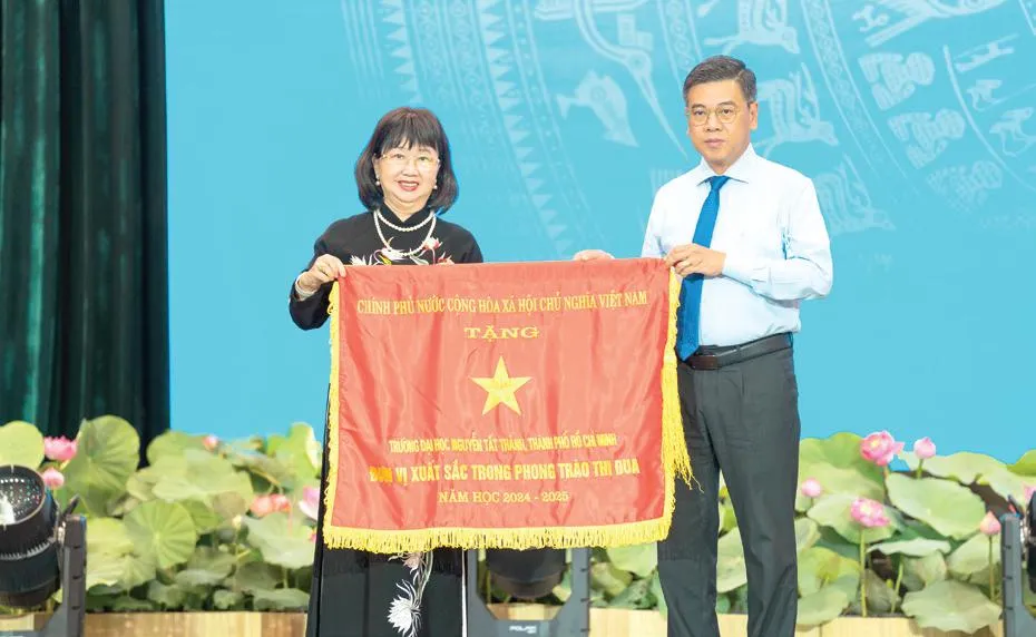TS. Nguyễn Mai Lan, Chủ tịch Hội đồng trường Trường ĐH Nguyễn Tất Thành đón nhận Cờ thi đua Chính phủ vì thành tích xuất sắc trong năm học 2024-2025