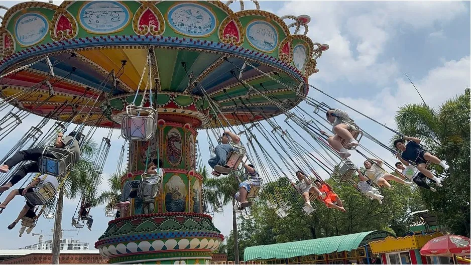 Khách vui chơi hào hứng với trò chơi Vòng xoay Vũ Trụ tại Khu du lịch Đại Nam