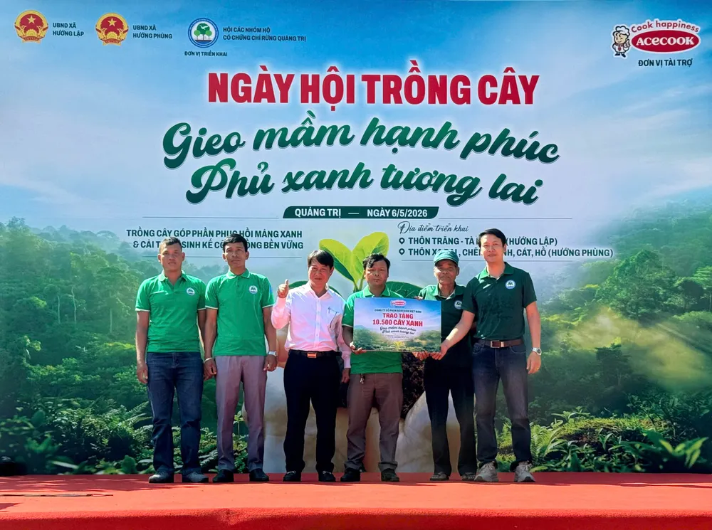Ông Võ Đức Duy _Đại diện Acecook Việt Nam tiến hành trao tặng 10000 cây xanh cho đại diện và tổ chức địa phương 2.jpg