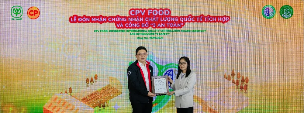 Đại diện BSI Thái Lan trao Chứng nhận Chất lượng quốc tế tích hợp CPF Food Standard PS 7818:2023 cho CPV Food