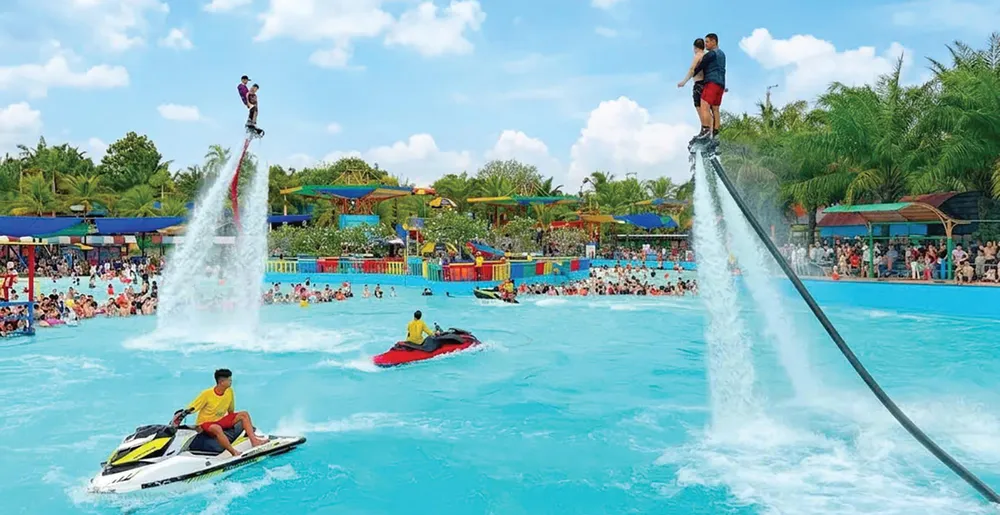 Du khách thích thú trải nghiệm trò chơi Flyboard tại khu du lịch Đại Nam
