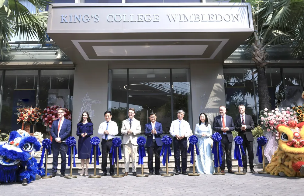 Nghi thức trao tặng cờ và sách – món quà mang ý nghĩa biểu trưng từ King's Wimbledon đến trường King’s TPHCM