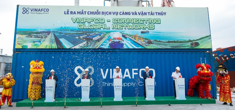 Đại biểu thực hiện nghi thức bấm nút đưa sà lan VINAFCO 268 vào vận hành