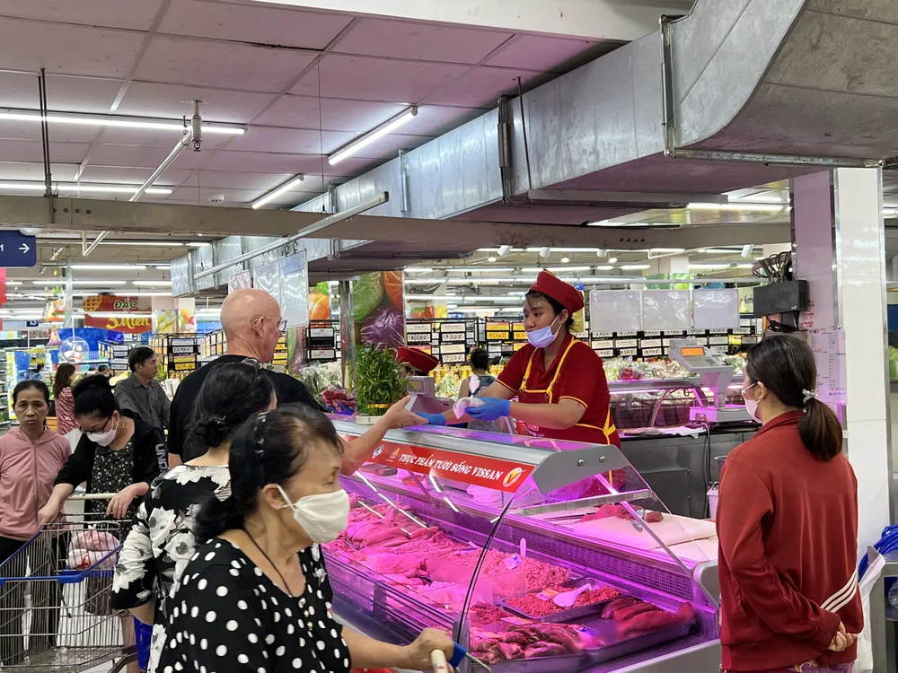 Khách hàng lựa chọn thực phẩm tươi sống tại Saigon Co.op cho bữa ăn gia đình ngày hè..jpg