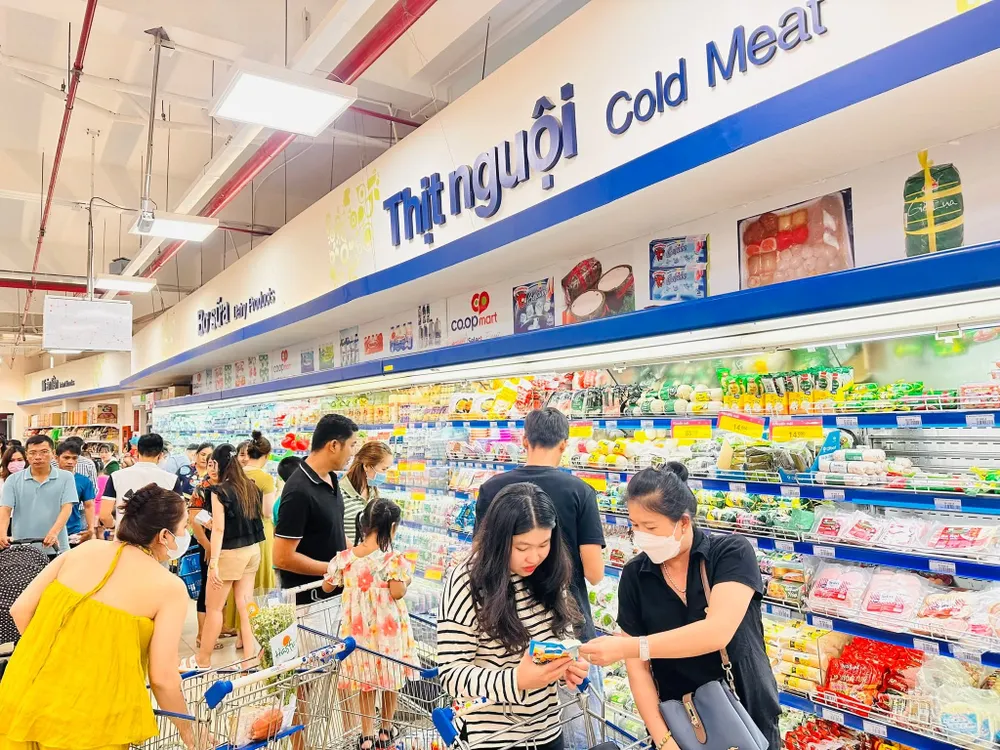 Khu vực thực phẩm công nghệ tại Co.opmart thu hút khách hàng với loạt ưu đãi đến 50%..jpg