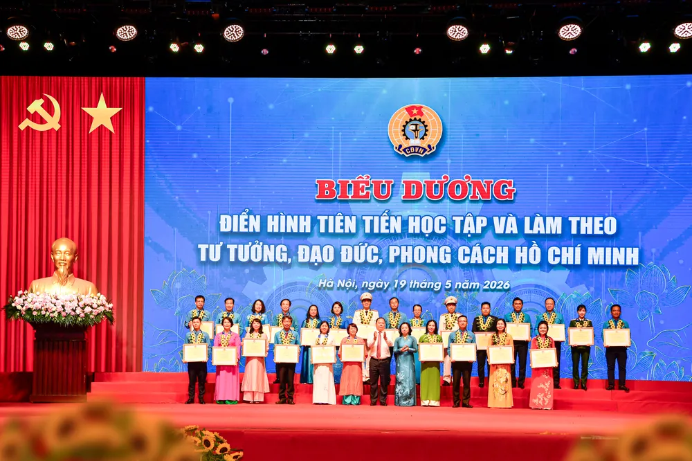 20260519_NDT_CEO VCB nhan bang khen cua TLDLDVN_2.jpg