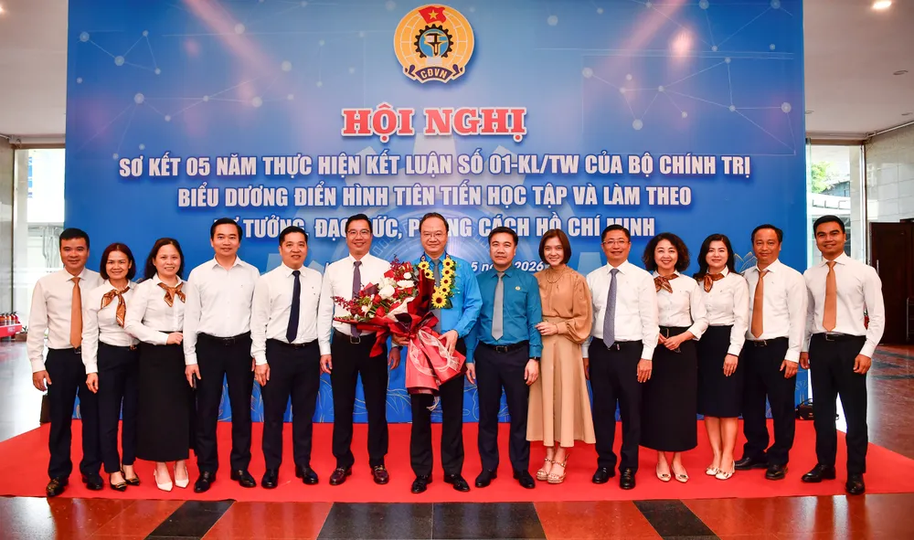 20260519_NDT_CEO VCB nhan bang khen cua TLDLDVN_3.jpg