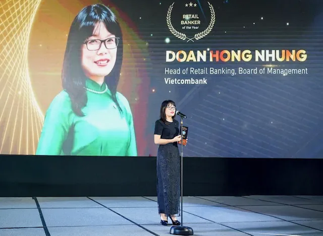 Bà Đoàn Hồng Nhung, Giám đốc Khối Bán lẻ Vietcombank phát biểu tại Lễ trao giải