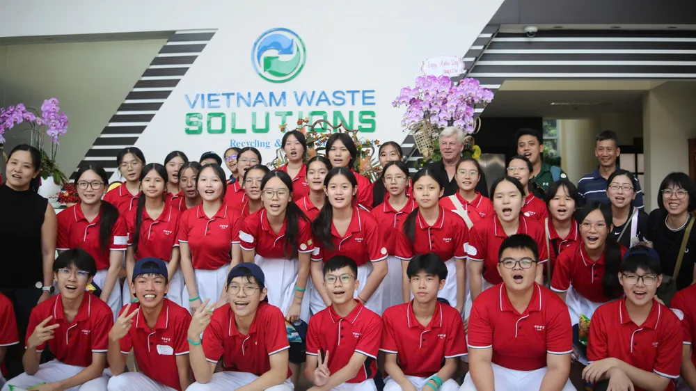 Đoàn học sinh Trường Trung học Chung Cheng (Singapore) chụp hình lưu niệm tại Công ty VWS