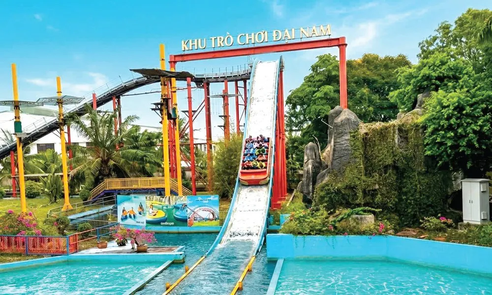 Trò chơi vượt thác mang đến cảm giác mạnh, thu hút đông đảo du khách tham gia