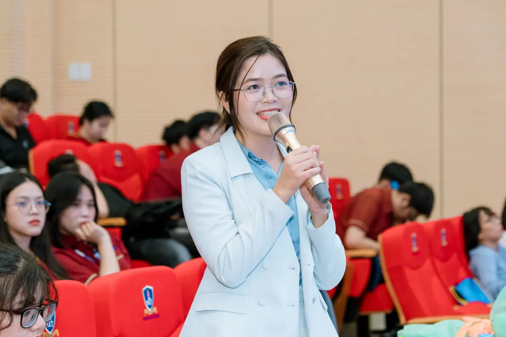 OK -Sinh viên Trường ĐH Nguyễn Tất Thành thẳng thắn chia sẻ về các khó khăn khi học tiếng Anh (1).jpg