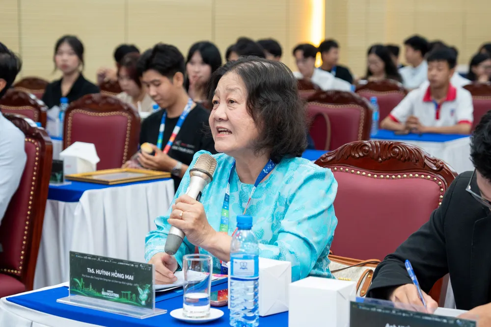 OK- Ban Giám khảo đặt câu hỏi phản biện các đội thi tại vòng Chung kết Cardano SEA Hackathon 2026 (1).jpg