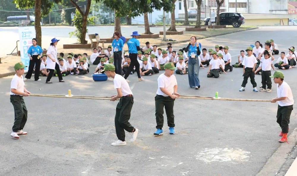 Không chỉ là dịp nghỉ ngơi sau năm học, kỳ nghỉ hè giờ đây được nhiều phụ huynh định hướng như một khóa trải nghiệm ngắn hạn, để giúp con có thêm những kỹ năng cần thiết (Ảnh: VN)