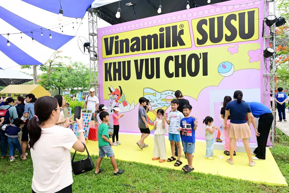 Khu vui chơi của Vinamilk với các trò chơi thú vị và những phần quà đáng yêu đặc biệt thu hút phụ huynh và các bé. Ảnh: Vi Nam