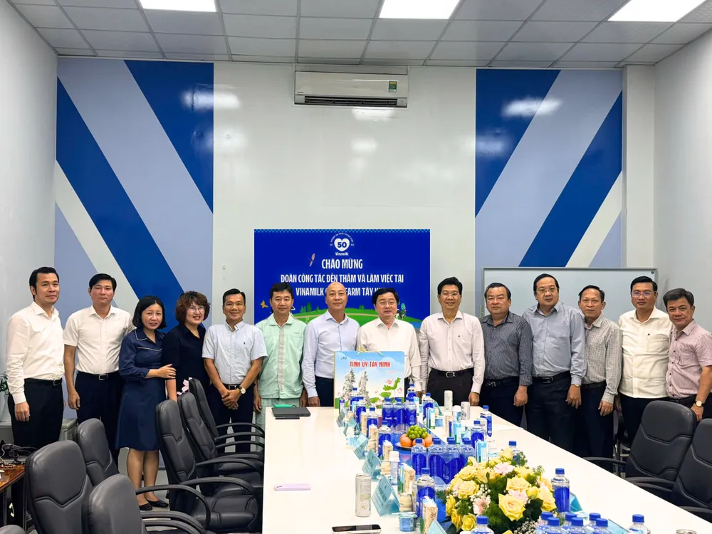 Ông Nguyễn Văn Quyết, Ủy viên Ban chấp hành Trung ương Đảng, Bí thư Tỉnh ủy Tây Ninh (thứ 7 từ phải sang) và đoàn công tác làm việc tại Trang trại Vinamilk Green Farm Tây Ninh (Ảnh: VN)