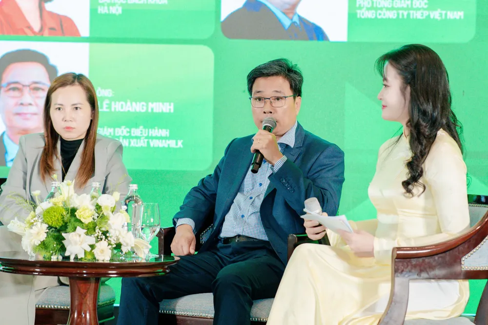 Ông Lê Hoàng Minh, Giám đốc Điều hành Sản xuất kiêm Trưởng dự án Net Zero của Vinamilk chia sẻ tại diễn đàn (Ảnh: VN)