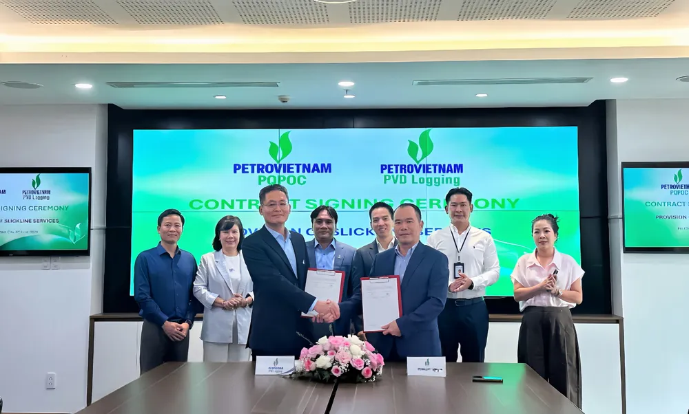 Ông Bùi Xuân Hiếu, Giám đốc PVD Logging và ông Lê Trần Minh Trí, Phó Tổng Giám đốc PQPOC thực hiện lễ ký hợp đồng trước sự chứng kiến của hai bên