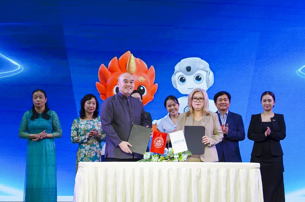 Khoảnh khắc đại diện VA Schools và UBTECH ký kết/trao văn kiện hợp tác