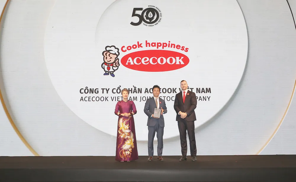 Đại diện Acecook Việt Nam nhận giải Top 50 doanh nghiệp phát triển bền vững tiêu biểu tại Việt Nam