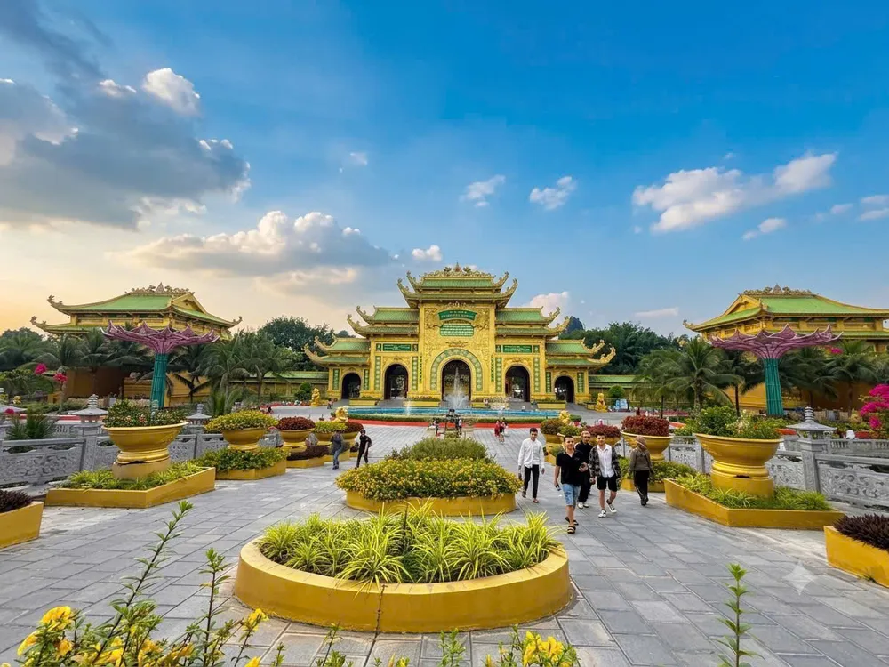 Du khách tham quan và chụp ảnh lưu niệm tại cổng Ngũ môn - khu Kim điện - KDL Đại Nam