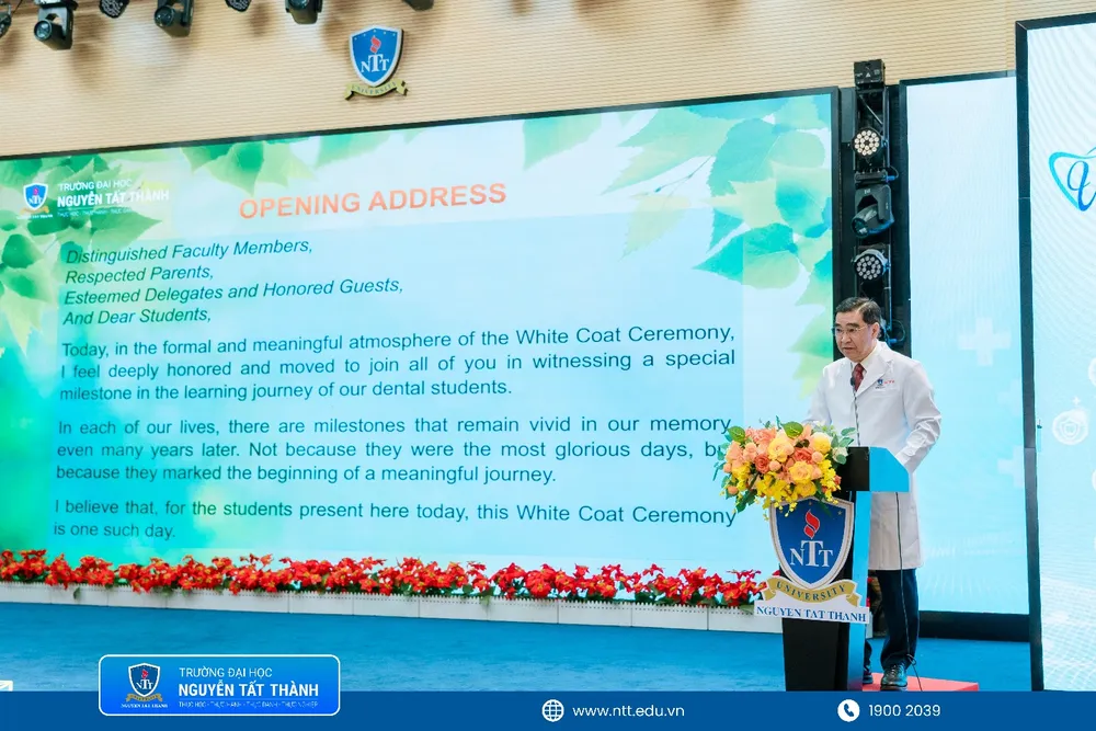TTND.TS.BS.LG. Ngô Đồng Khanh, Uỷ viên Hội đồng Trường và Cố vấn cao cấp Khoa RHM, phát biểu khai mạc Lễ trao áo blouse