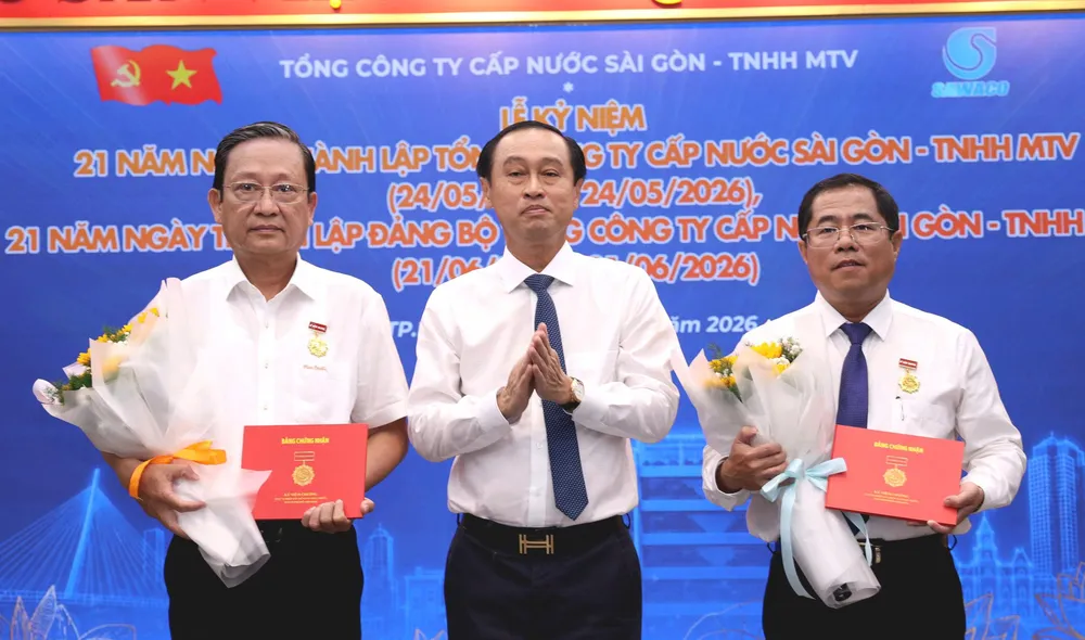 Đồng chí Bùi Thanh Nhân trao kỷ niệm chương _Vì sự nghiệp xây dựng và phát triển TPHCM_ đến 2 cá nhân.jpg