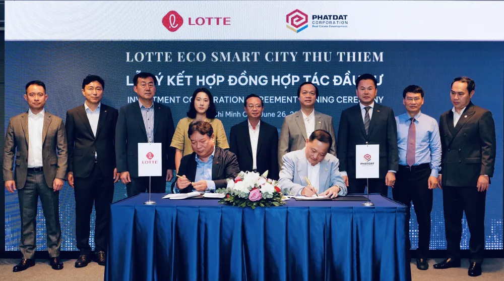 Lễ ký kết hợp đồng hợp tác đầu tư giữa Lotte và Phát Đạt diễn ra tại Khách sạn Lotte Saigon với sự tham dự của lãnh đạo cấp cao hai bên cùng đại diện các đối tác đồng hành