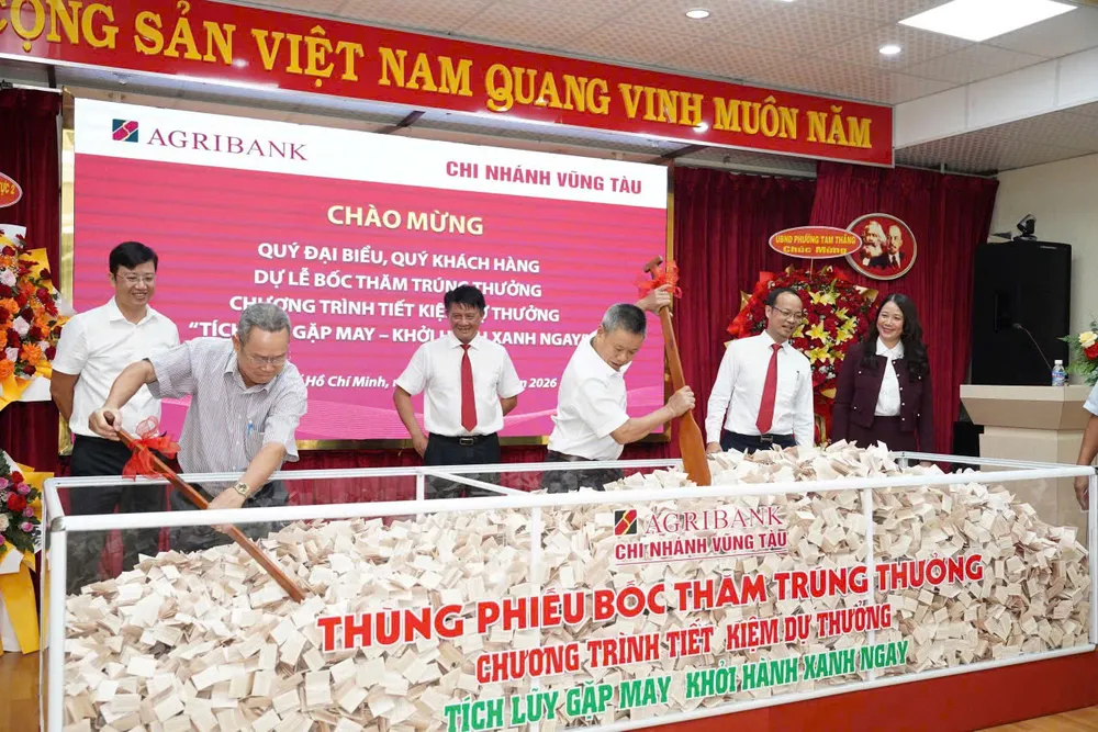 Đại diện khách hàng thực hiện bốc thăm tại chương trình