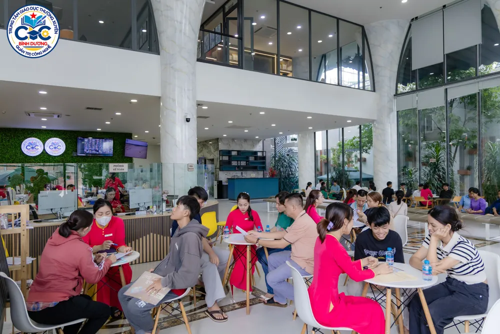 ok- Phụ huynh và học sinh được tư vấn trực tiếp về chương trình học, định hướng nghề nghiệp và thủ tục tuyển sinh tại Trung tâm..jpg