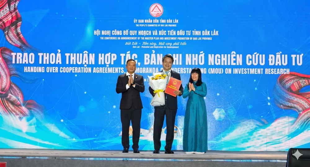 Ông Vũ An, Phó Tổng Giám đốc PVFCCo - Phú Mỹ nhận Bản ghi nhớ hợp tác nghiên cứu đầu tư từ lãnh đạo UBND tỉnh Đắk Lắk