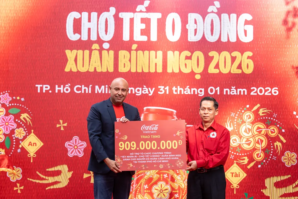 Ông Ruben Luengas - Tổng giám đốc Coca-Cola Việt Nam và Campuchia trao bảng tài trợ với tổng giá trị hơn 900 triệu đồng cho Phó Chủ tịch Hội Chữ thập đỏ TPHCM - Ông Trần ….jpg