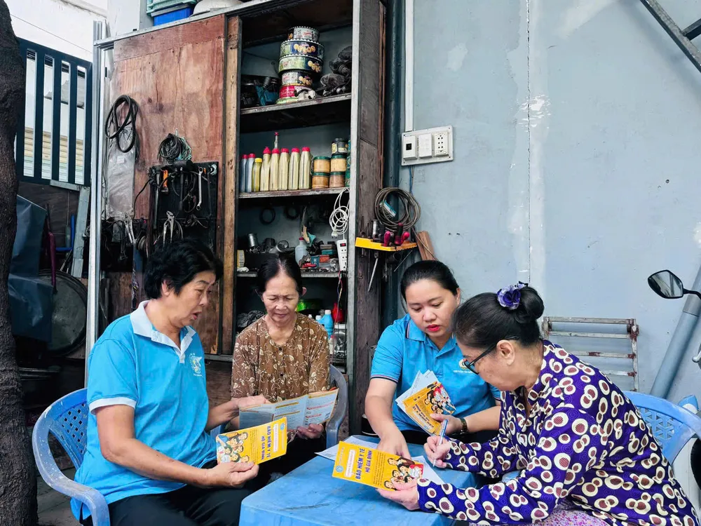 Chuyên viên BHXH tư vấn chính sách BHXH, BHYT đến người dân.jpg