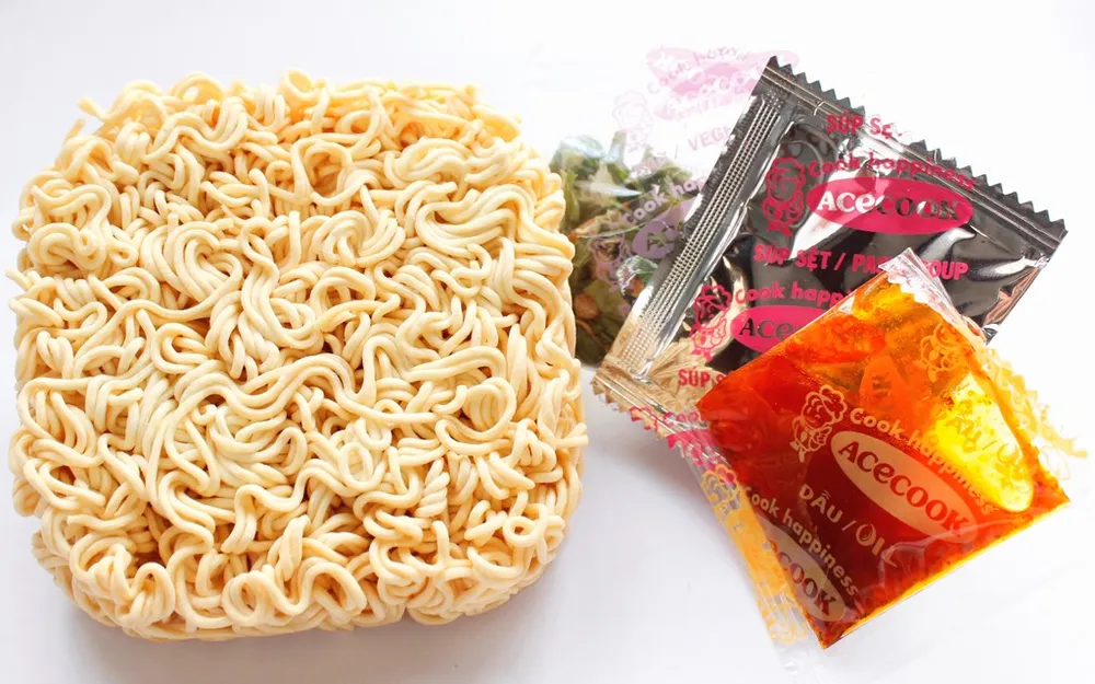 Một gói mì ăn liền hoàn chỉnh sẽ có các gói gia vị đi kèm