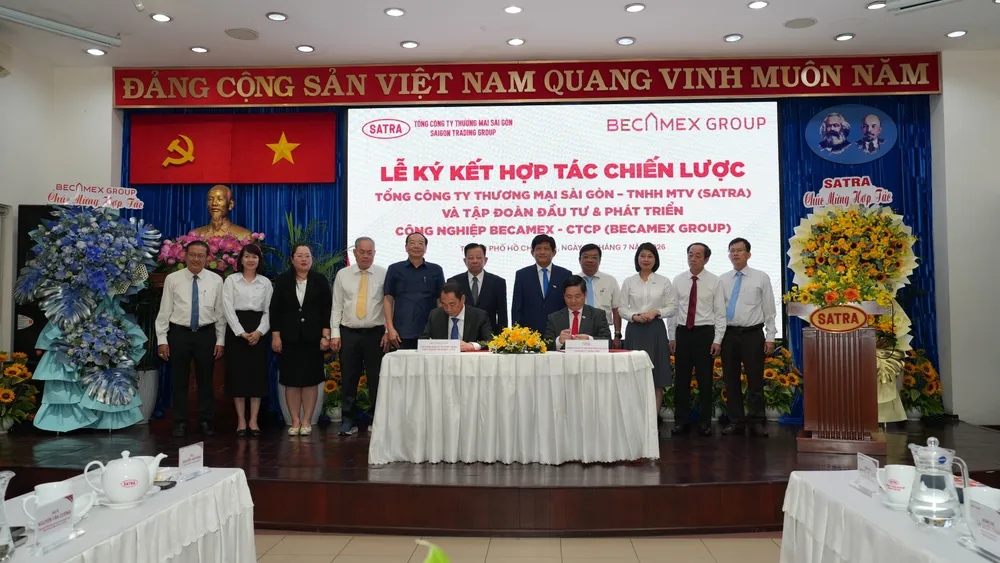 Ông Lâm Quốc Thanh, Tổng giám đốc SATRA(trái) và ông Nguyễn Hoàn Vũ, Tổng giám đốc Tập đoàn Becamex (phải) ký kết thỏa thuận hợp tác chiến lược